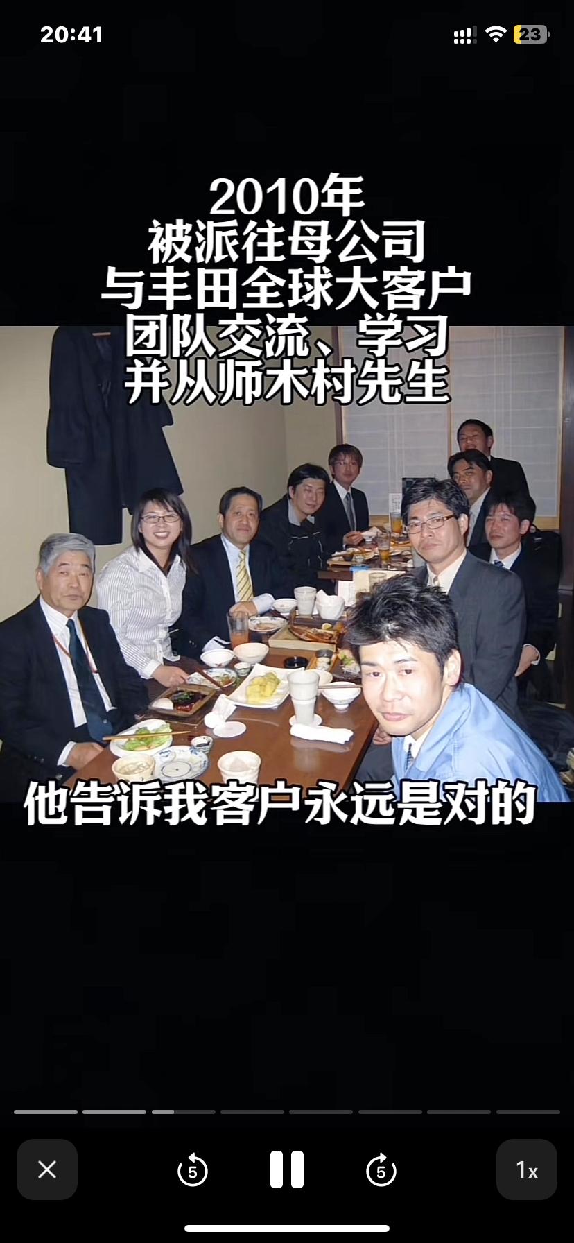 崔丽丽以前与同事在一起笑容灿烂，说明工作舒心

现在脸上没有一丝笑容，面相和神态