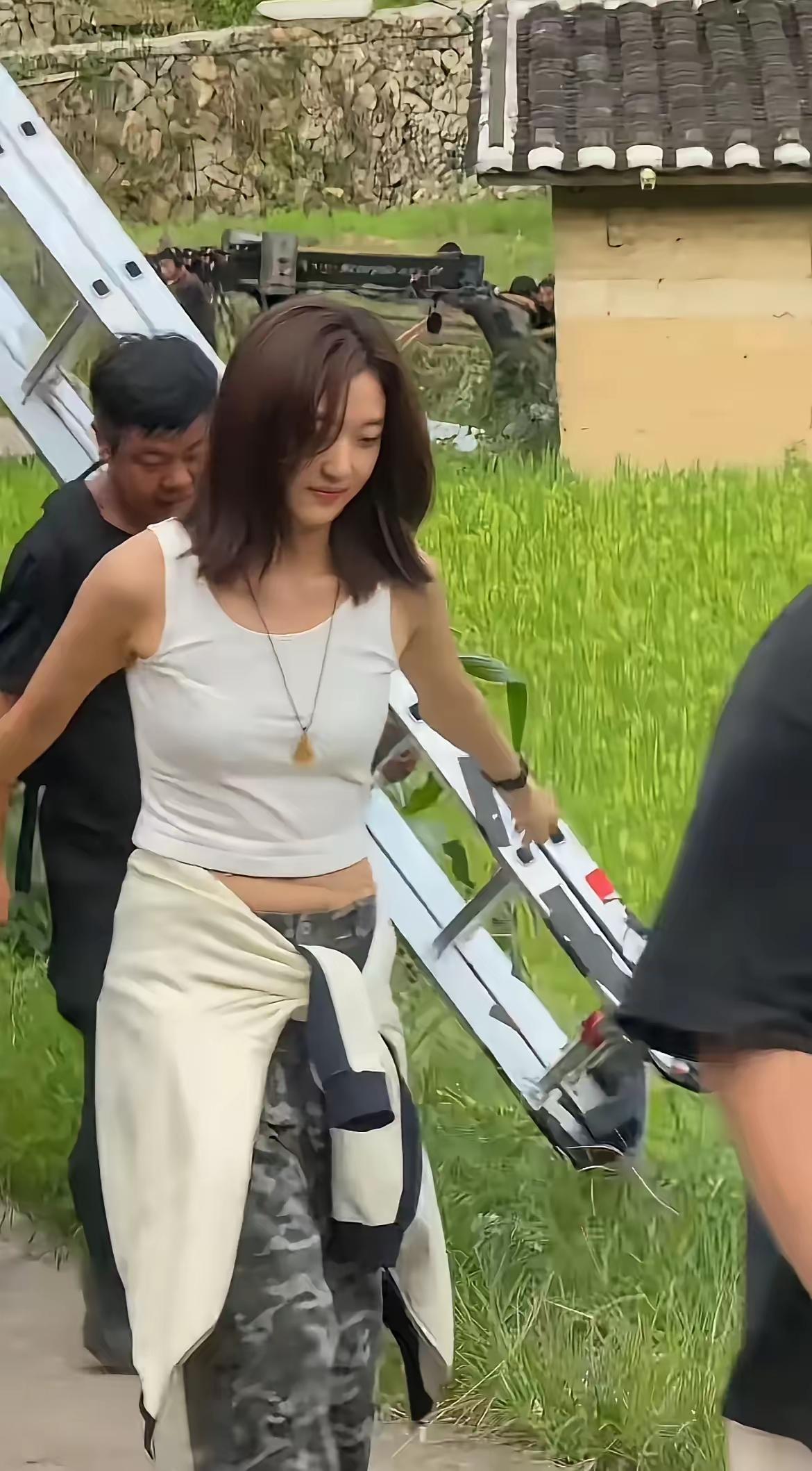 看孙千坐下来那一刻，我愣了一下。

肚子上有肉。

不是微微的那种，就是真实可见