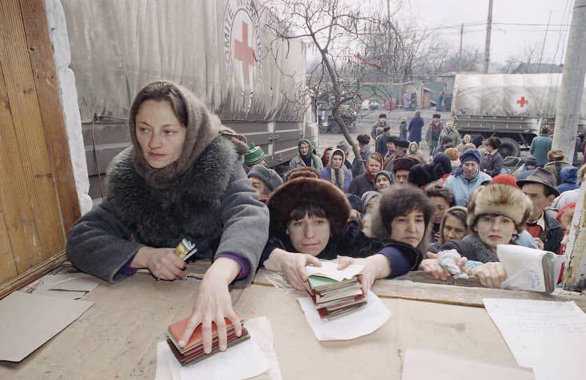 这些照片拍摄于1992年至1994年期间。

当时，苏联解体后不久的俄罗斯正经历
