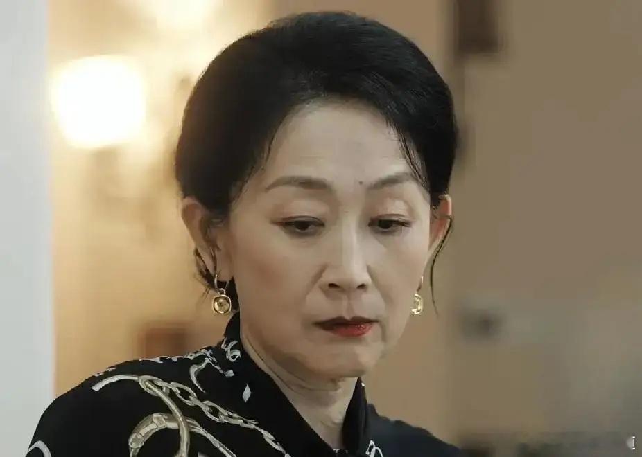 估计《亦舞之城》的导演懵了，钟汉良也懵了，就连秦岚也懵了，导演已经后悔请了陈瑾，