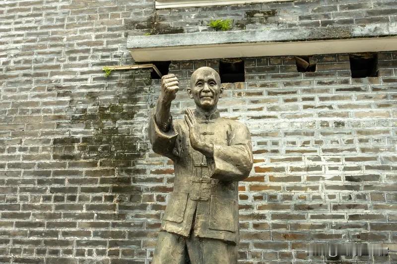 叶问和霍元甲谁名声更响，这事儿还真不好说。
霍元甲自己开宗立派，创建了精武会，一