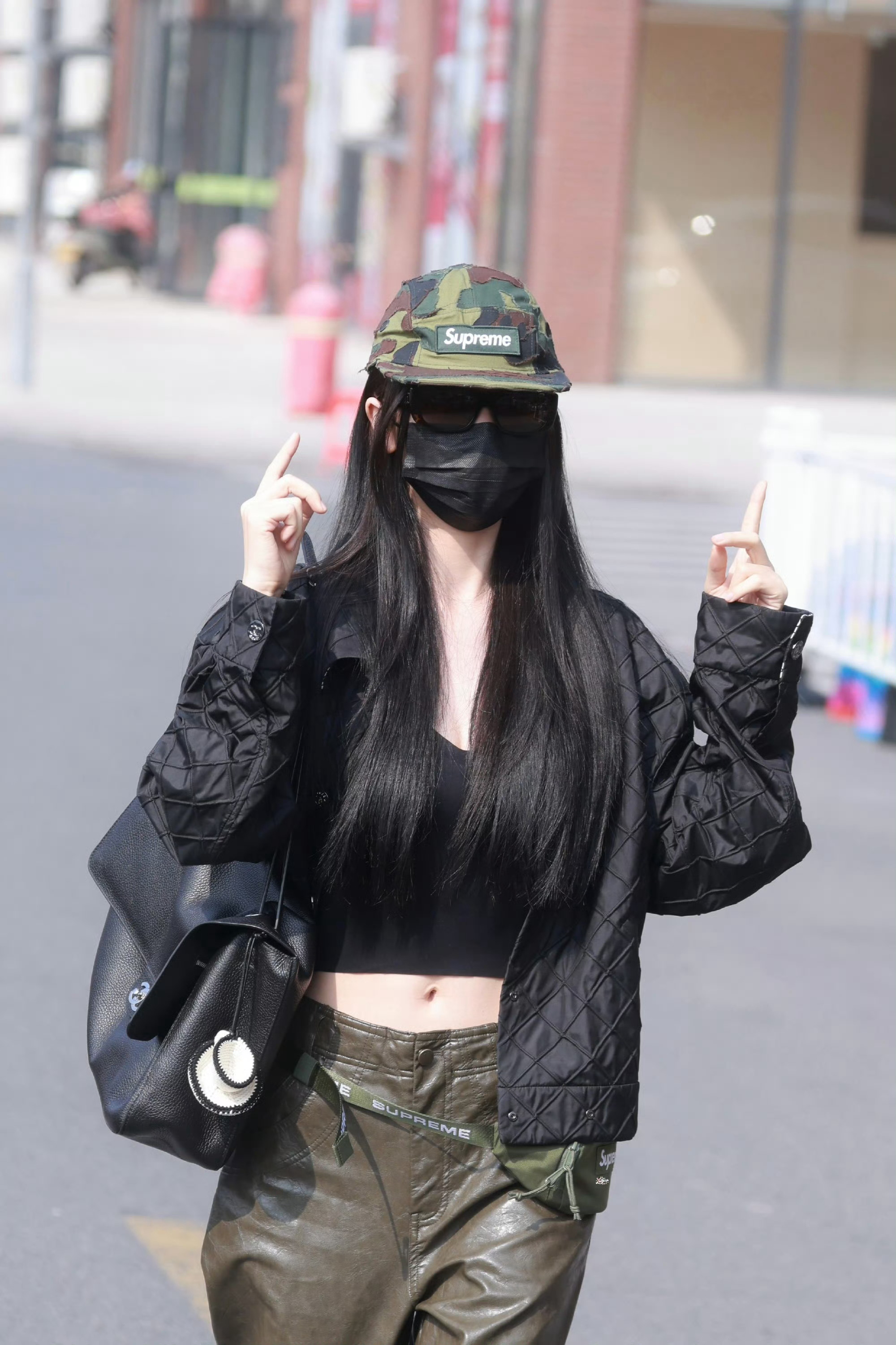 虞书欣云初令上班路透机车皮裤+迷彩鸭舌帽硬核又时髦，酷感十足❗️