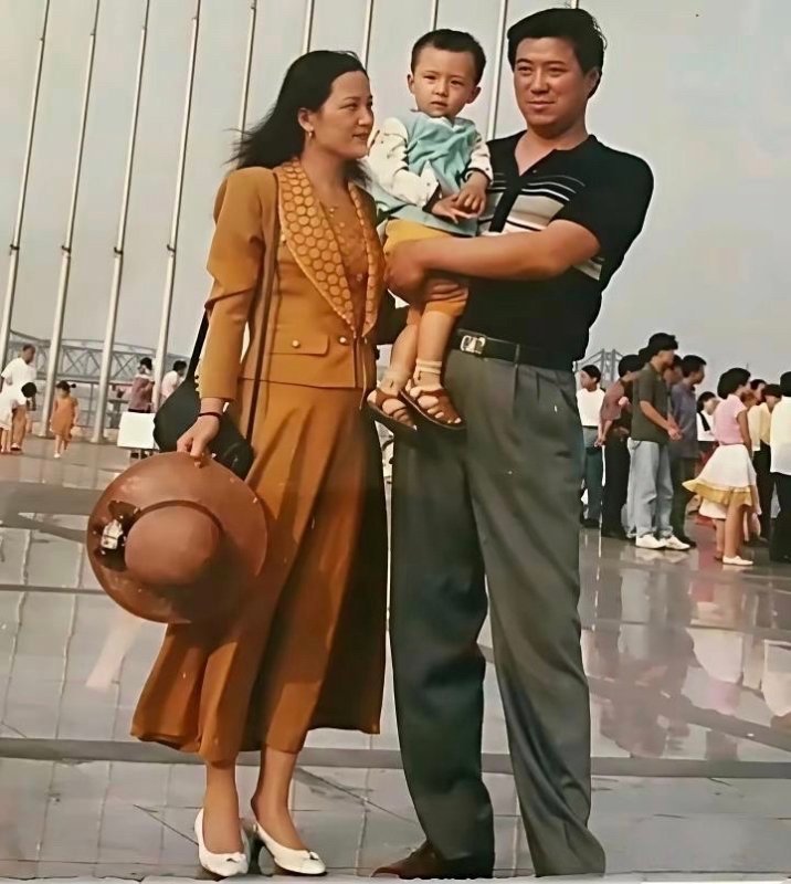 90年代，黄景瑜和爸爸妈妈的一张合影，看着也就两三岁的样子，嘻嘻！ 
