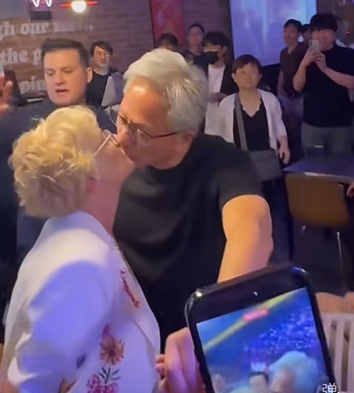 黄仁勋当众亲吻妻子，40年老夫老妻，大秀恩爱。