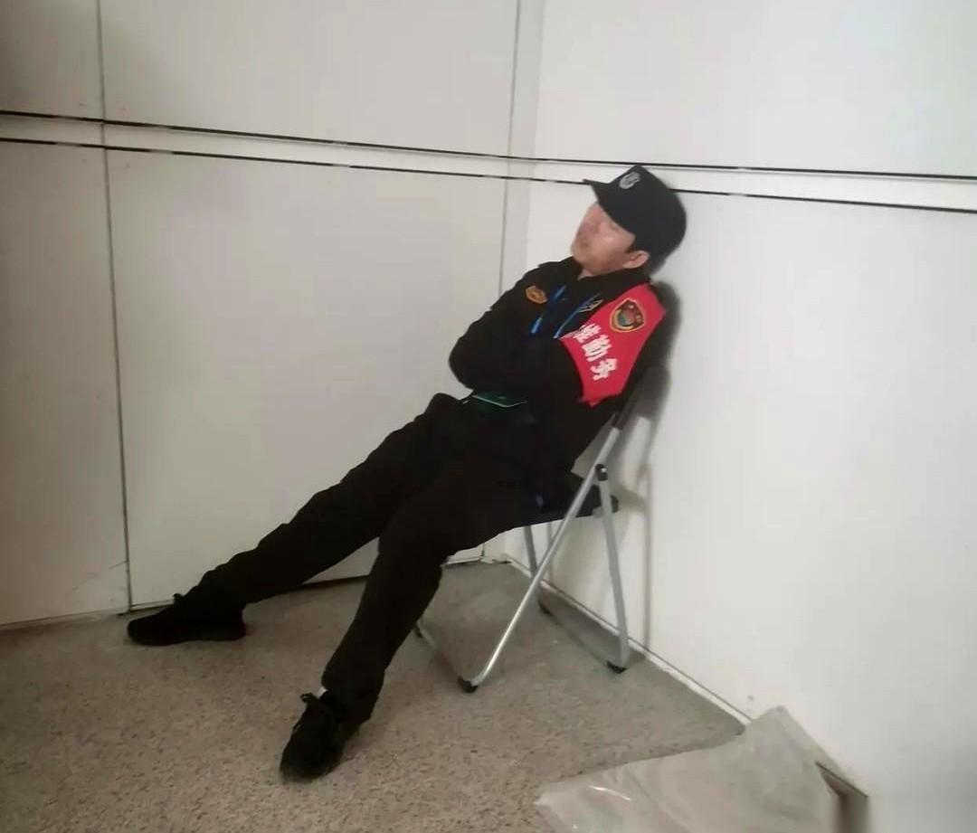 我们这儿新来的夜班保安，哥们儿直接“人间蒸发”了。
就干了两天，连个招呼都没打，