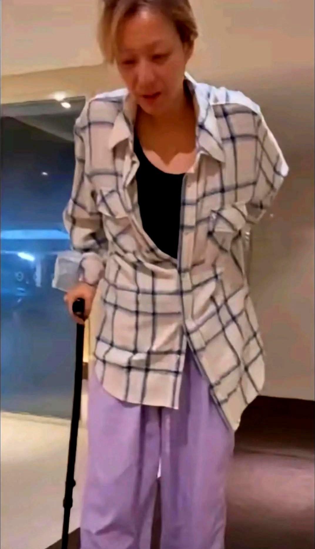 她拄拐，没修图，没卖惨，全网却看哭了。
腰椎撕裂，1500万票房说取消就取消，退