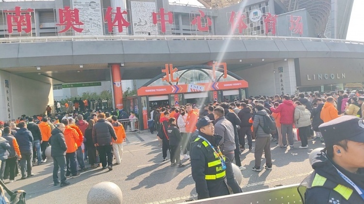 #山东泰山新赛季球市火爆# 今天下午15:30，山东泰山将在主场迎来新赛季中超联