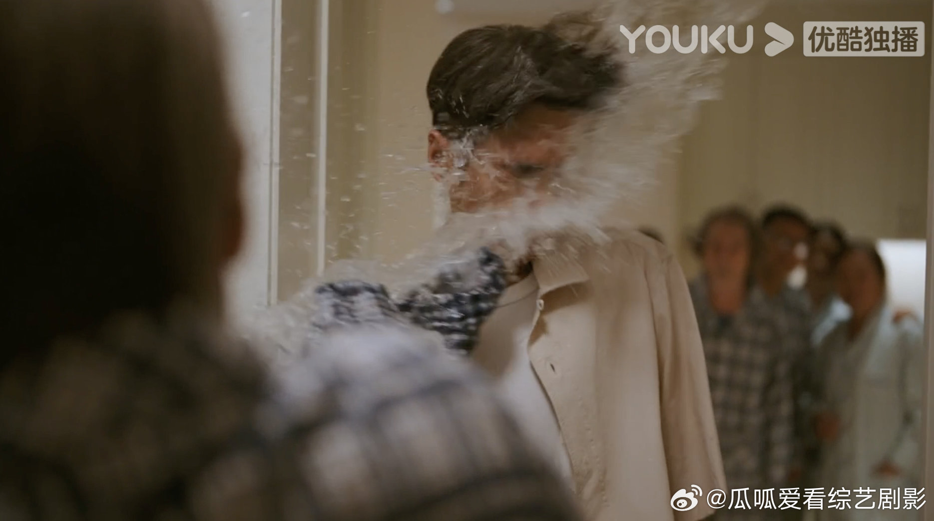 #泼天的屎盆子让雷鸣接到了# 雷鸣突如其来接到了父亲的一个屎盆子，隔着这一幕不知