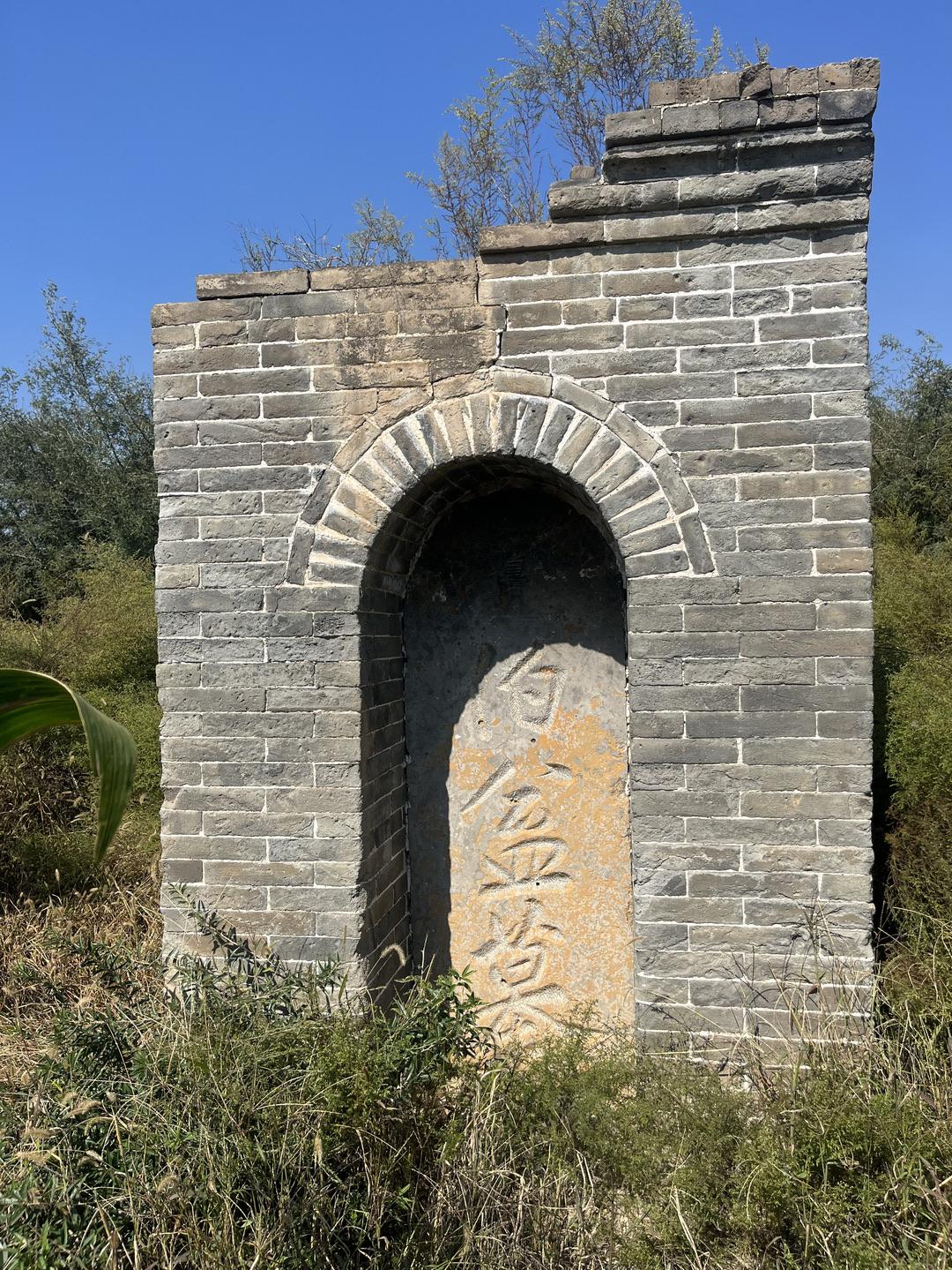 秦始皇始祖、天下赢姓始祖伯益之墓。

伯益为五帝末期人物，本来可以继续尧舜禹时代