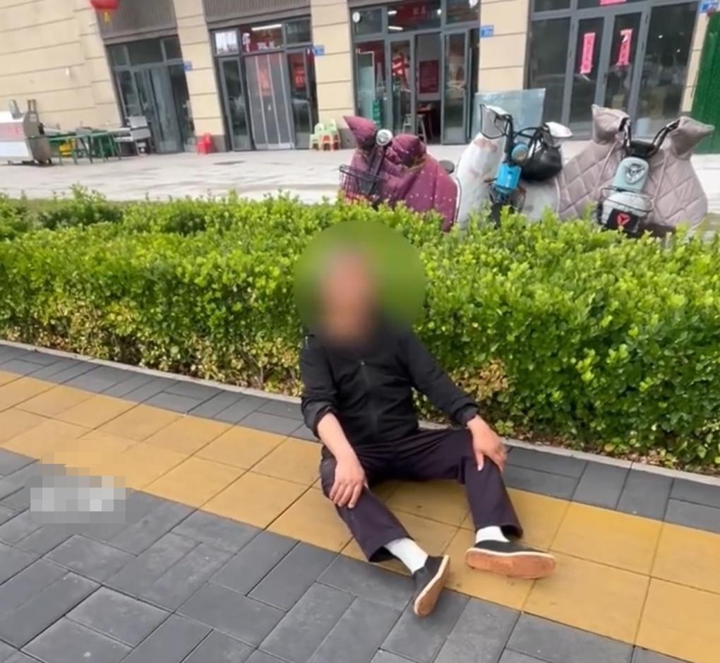 街头人来人往，谁也没料到，一位老人会突然踉跄着摔倒在地。
 
近日山西长治的街头