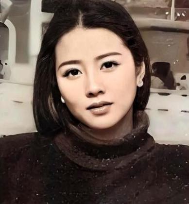 1969年，17岁的女知青张梅香被领导叫到办公室，一把将她抱住，绝望之际，她没有