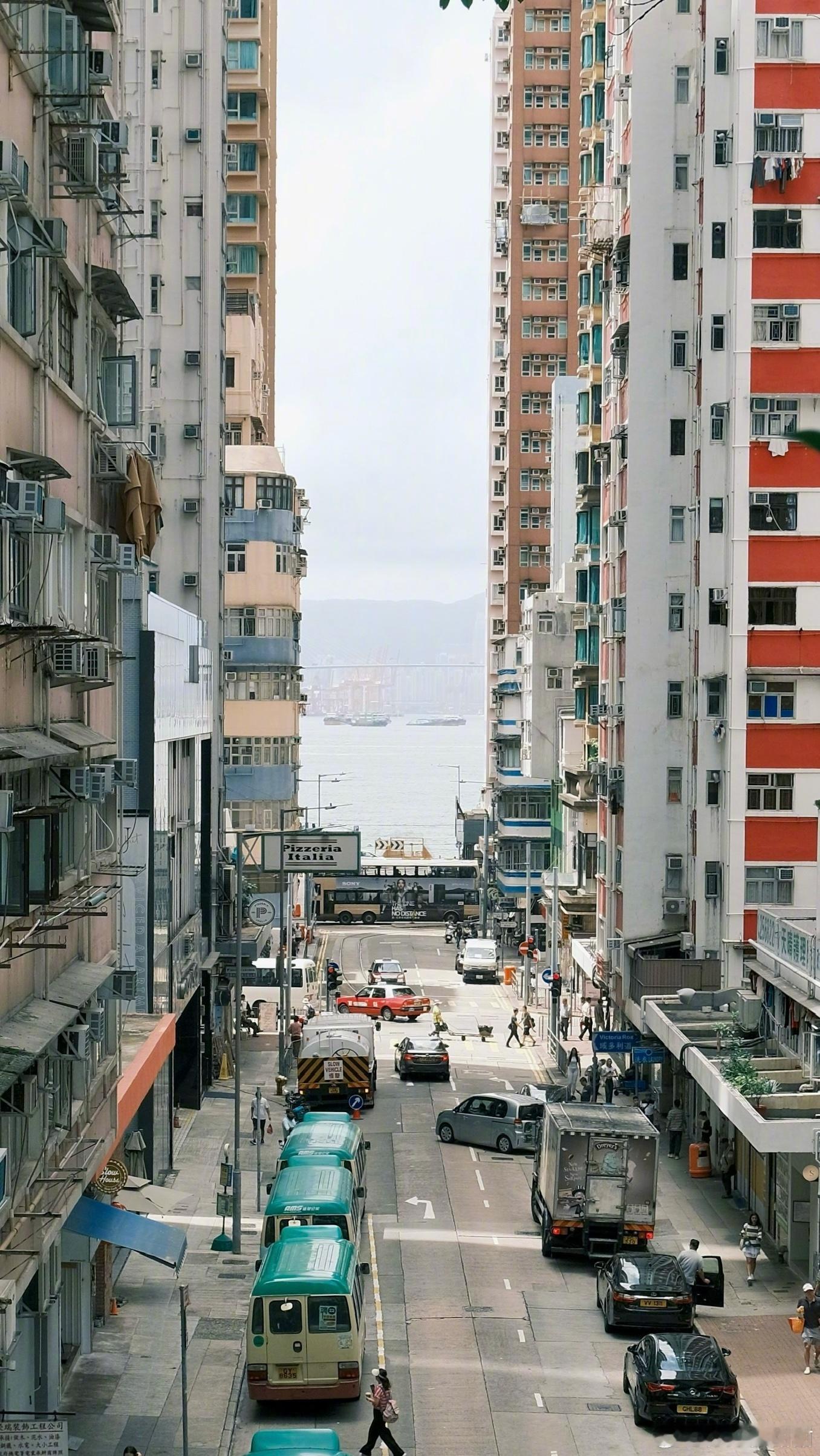 -☁️🎞🪐一辆驾驶而过的红色的士，拥挤有序的人潮，还有街头林立的复古招牌，都