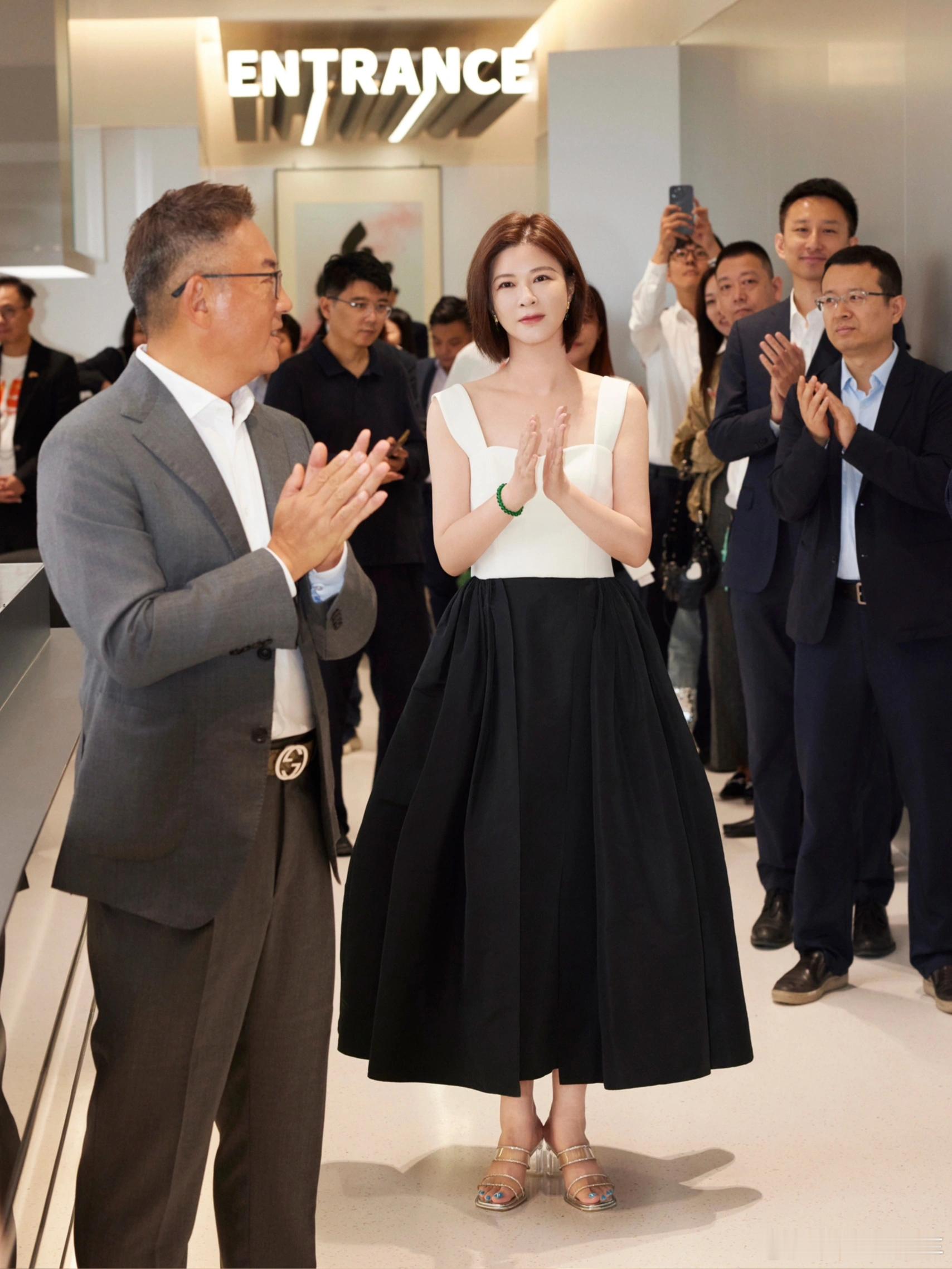 房主任对杜华说公司最想红的是你杜华还想着辩解两句扭转说法，结果房主任拿网友评论说