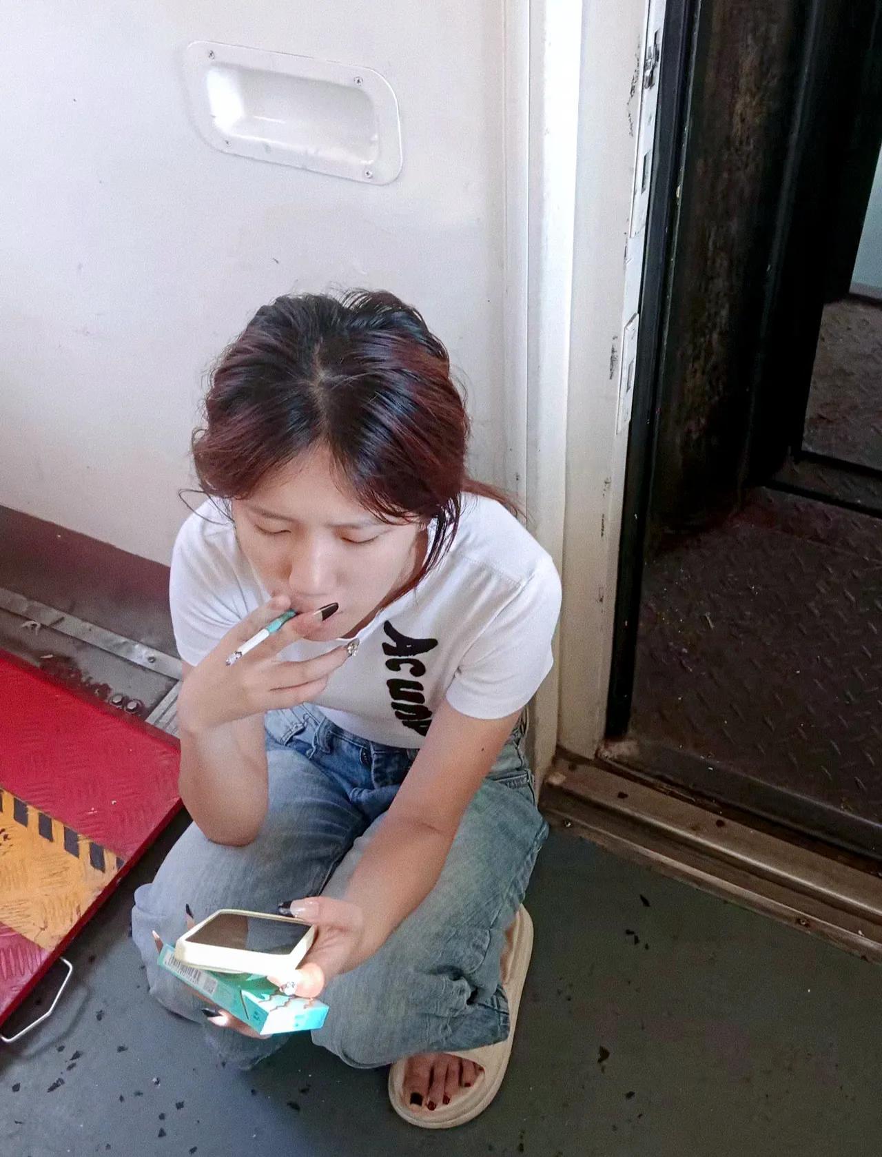 个人感觉女孩不是不能吸烟，最好还是不要在公共场合吸比较好。