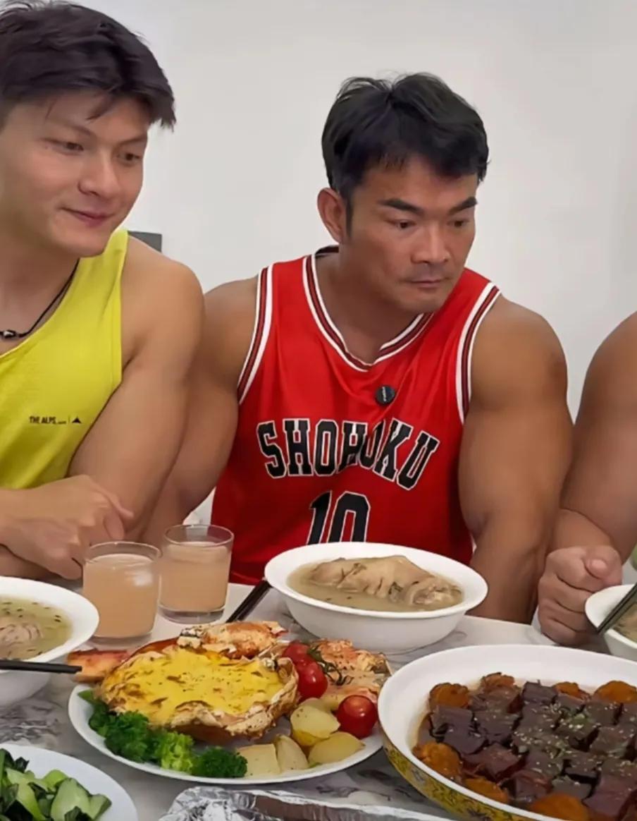 李维刚经历了牛肉卷事件，眼里没有光了。即使面前摆的是大鱼大肉，也没有什么胃口了。