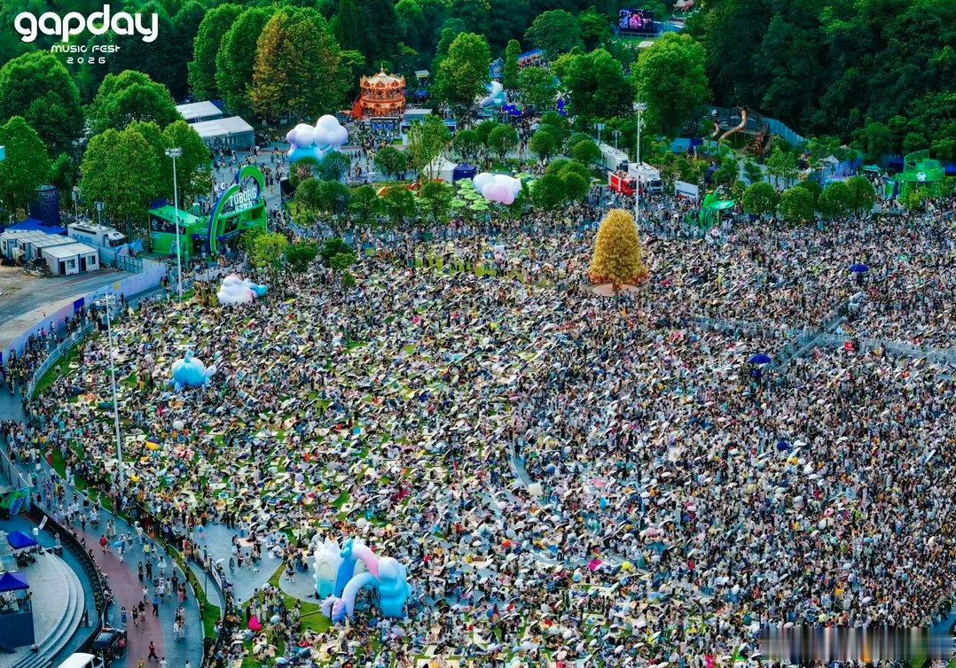 鹿晗gapday音乐节开启人山人海模式📣现场人山人海欢呼声不断，各地歌迷扎堆打