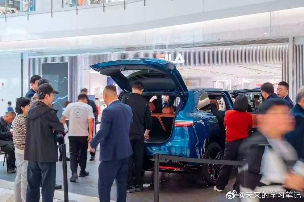 和我今天体验下来的感受差不多，M6有着问界家族“六边形”的基因，同时又对年轻群体