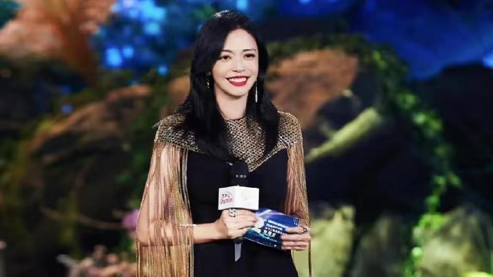 如何看待姚晨从“赞美”到“审慎自省”的改口？
姚晨曾经为《监狱来的妈妈》站台，并