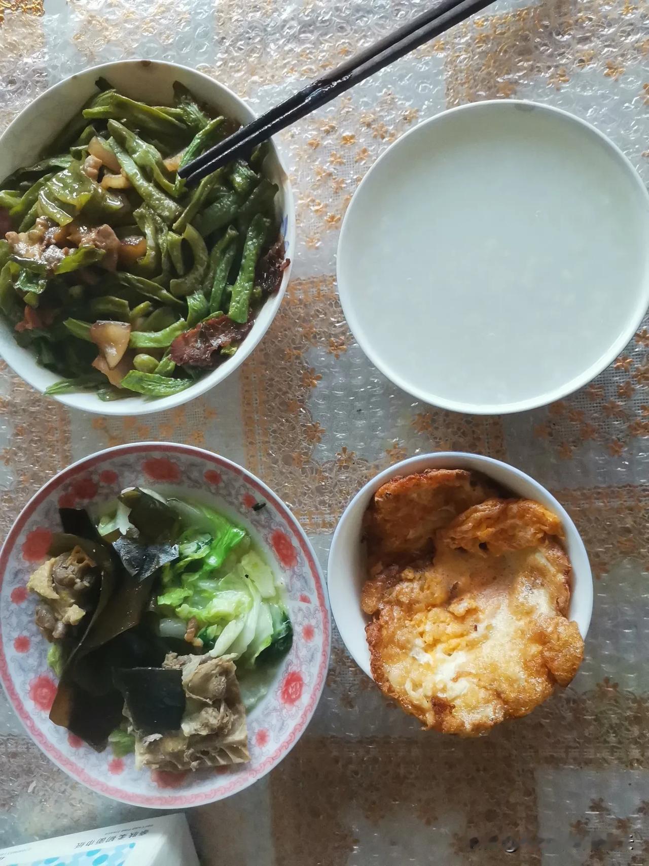 一个人的晚餐。
新做的两个煎鸡蛋，两碗中午的剩菜（有四个品种），一碗稀饭，简单也