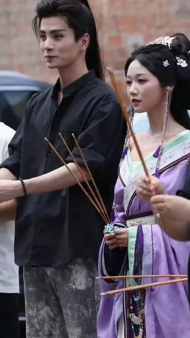 短剧折腰开拍，看起来确实没有长剧有质感😧，虽然短剧男女主的颜值也不差，但比起宋