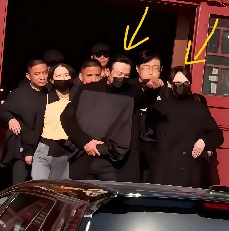 罗晋唐嫣一起逛街，十指紧扣，啥离婚传闻都是假的。
俩人还带着爸妈出来玩，关系好得