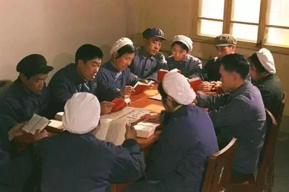 北京旧鼓楼大街豁口挖出了古代贵族藏下的元代青花瓷窖藏，其中一件扁壶更是成为首都博