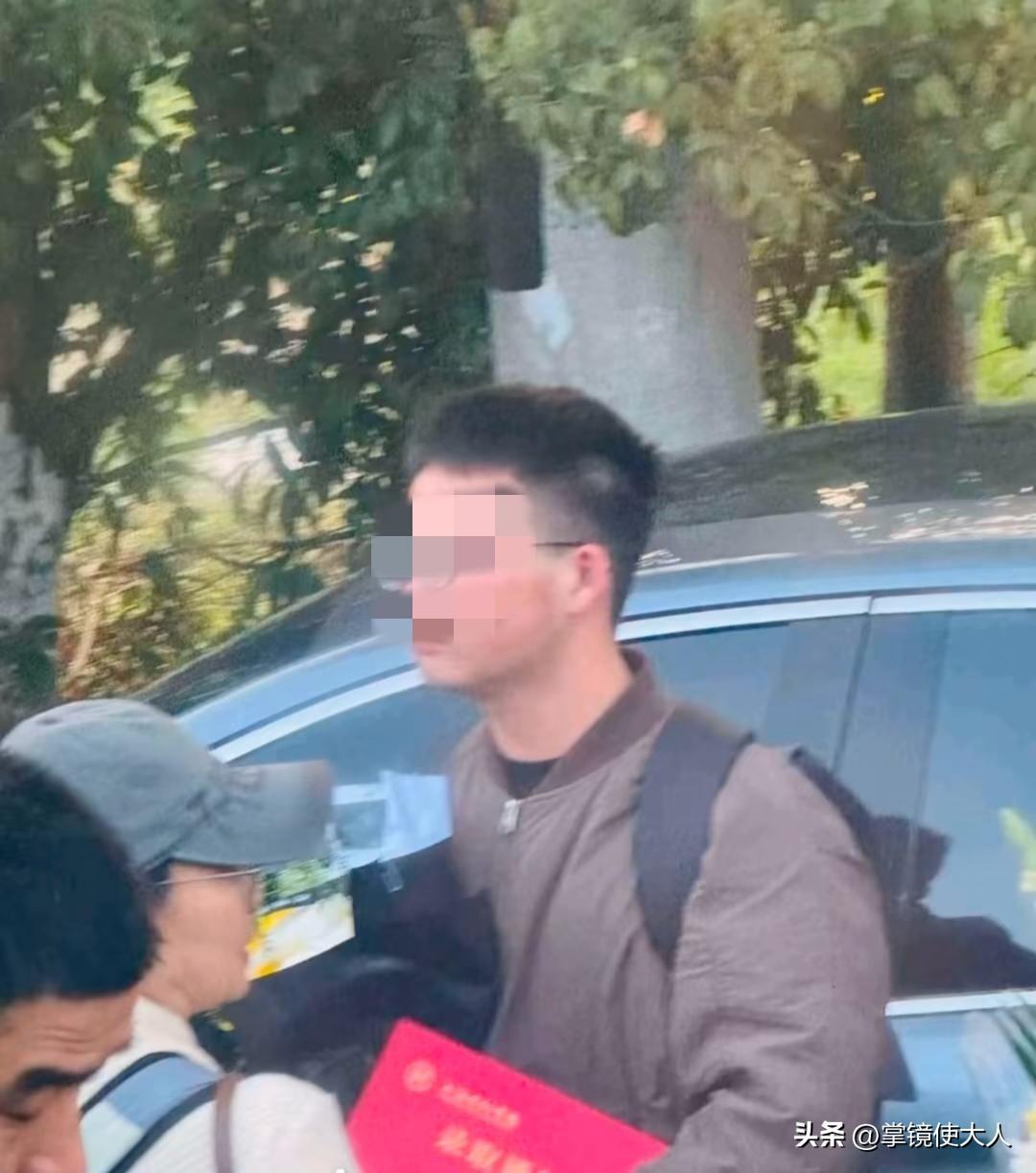 张雪峰送别仪式，出现3个感人画面：

1.一位学生拿着录取通知书过去悼念，

2