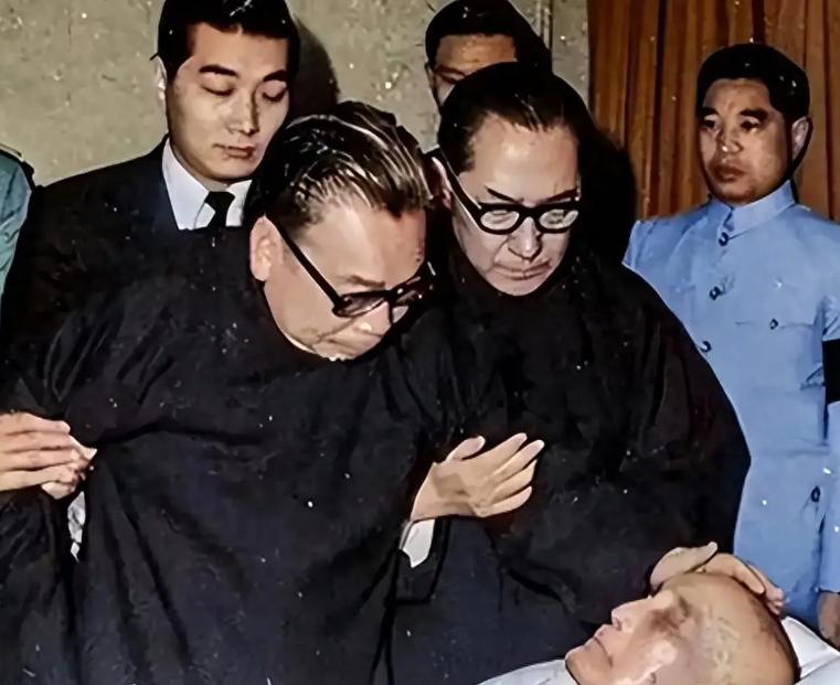 [月亮]蒋经国为啥没把台湾的权力传给儿子？其实不是不想，而是不能。我们都知道，蒋