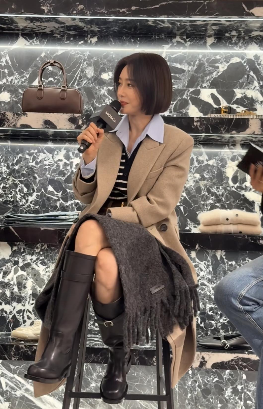 最近秦岚在西安赛格参加线下活动
秦岚一袭大衣配上棕色长靴和短裙
看起来酷酷的
还