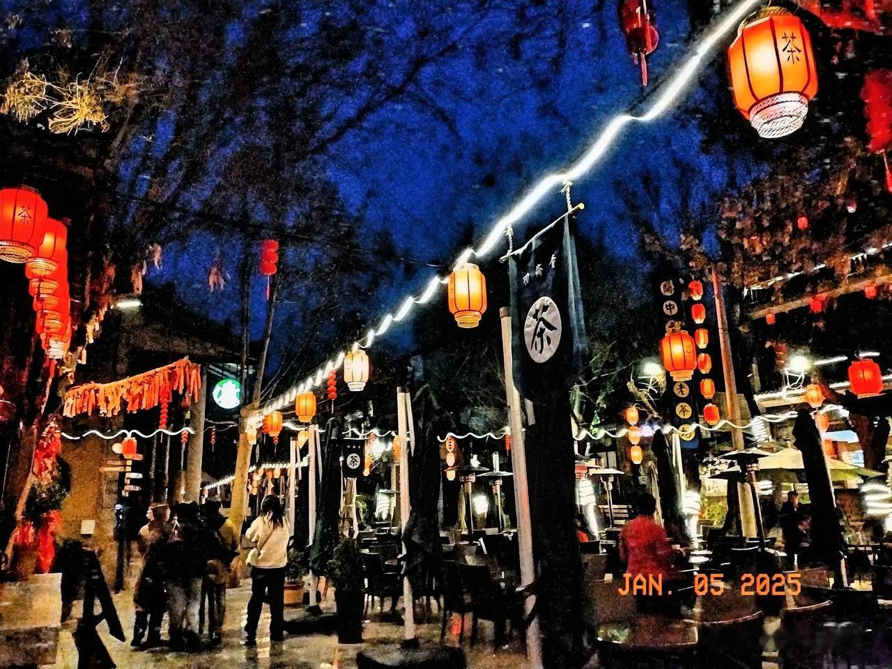 残阳西落夜幕临。