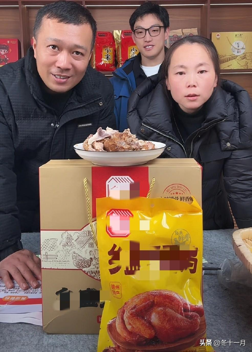 甘宇翼和媳妇静静在前线助农直播，为家里挣钱；大后方爷爷奶奶在家带小孙子成成玩耍，