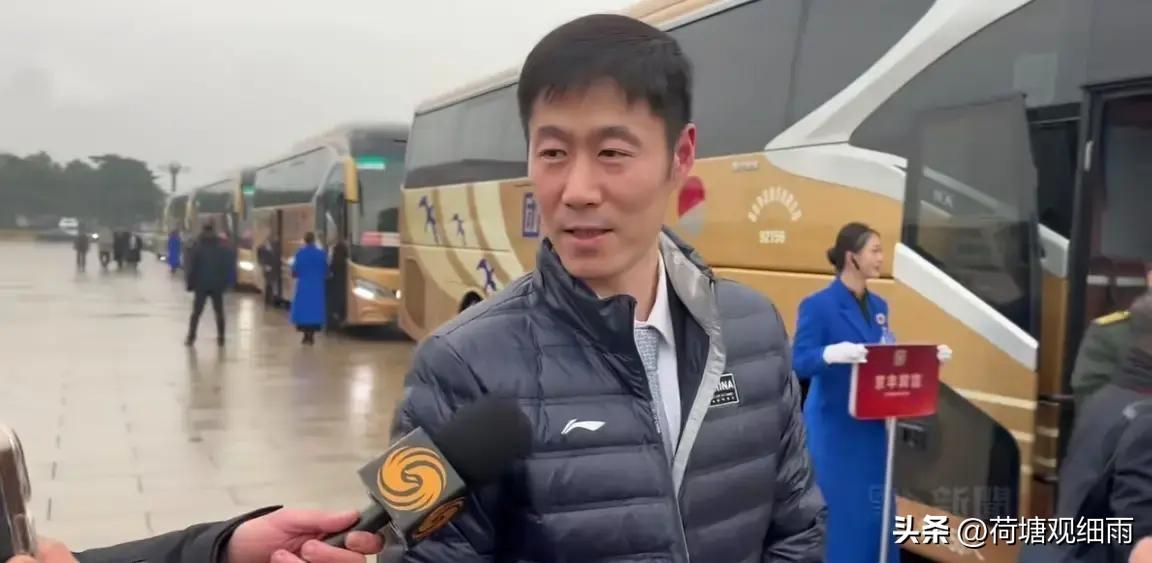 王励勤回答记者的话，让球迷心里更没底了。他任职乒协主席11个月了，联系不上樊振东