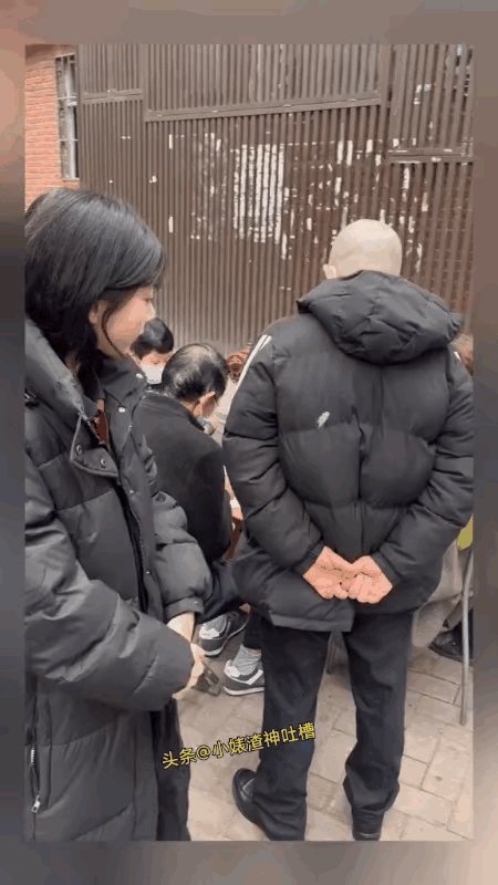 姑娘你在“薅羊毛”呀！
街边有四个打麻将的，旁边站着一位大爷，大爷反背着手看打麻