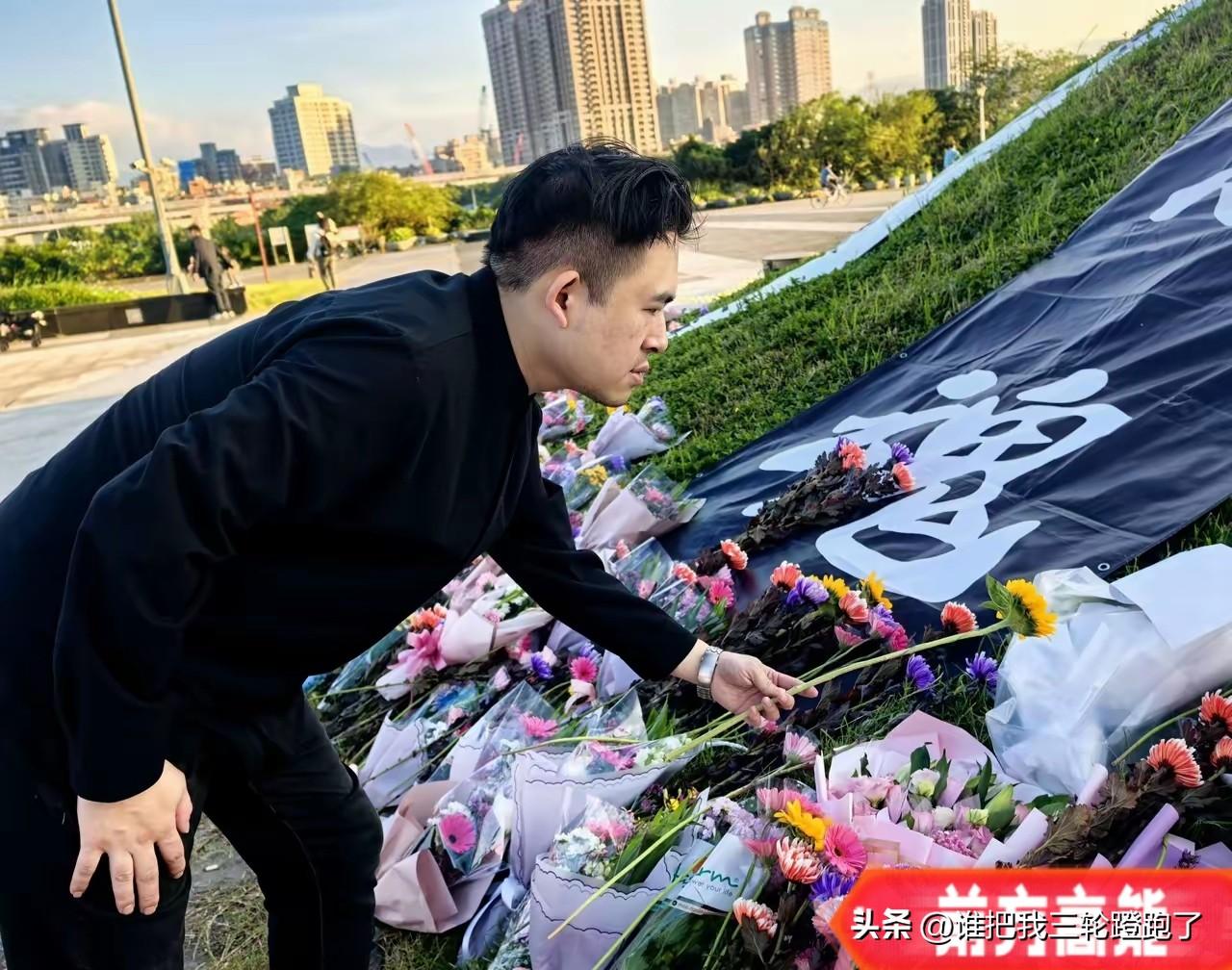 台湾时事评论员邱毅称，当他看到郑丽文在马场町秋祭现场，拿着花圈向这些受难的亡灵三