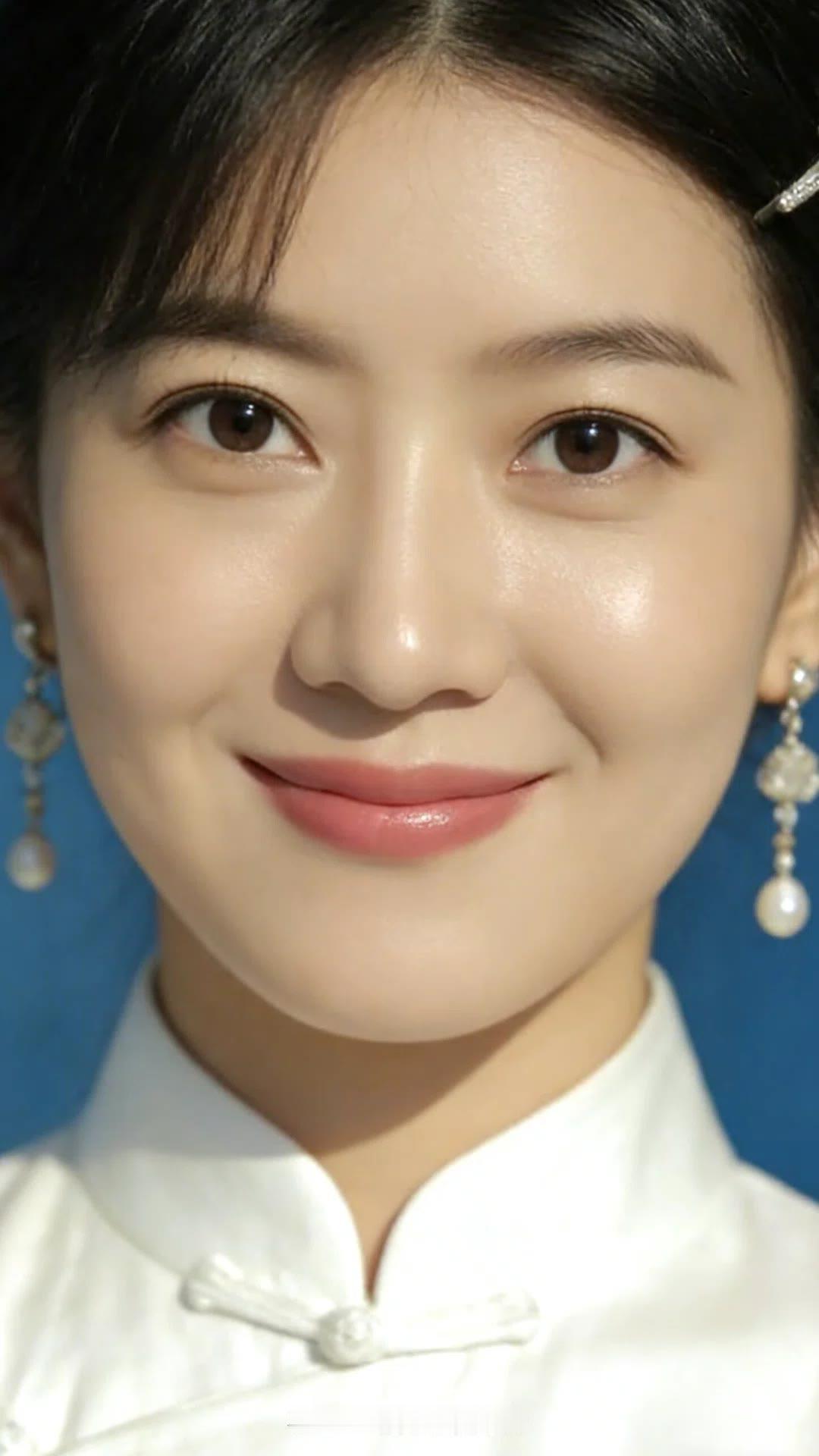 温柔微笑，典雅白衣，尽显东方之美。