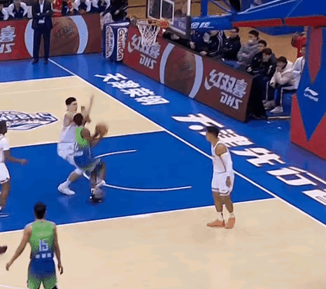 深圳男篮小将冯熙瑞赛季报销！落地崴脚这一下太吓人了，90度的变形，99%可以肯定