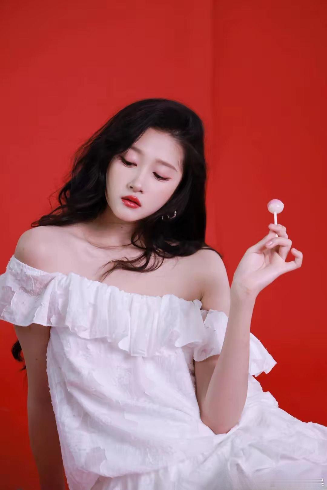 哇噻! 关晓彤是换造型师了吧! 穿抹胸裙又瘦又美, 满屏大长腿太养眼 ​​​