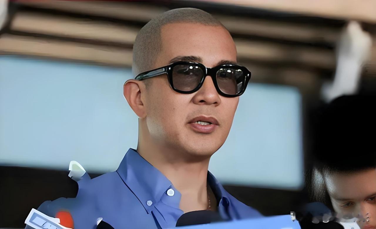 具俊晔这波操作，真是把“深情”演成了连续剧。当初那个在镜头前痛哭流涕、承诺放弃遗