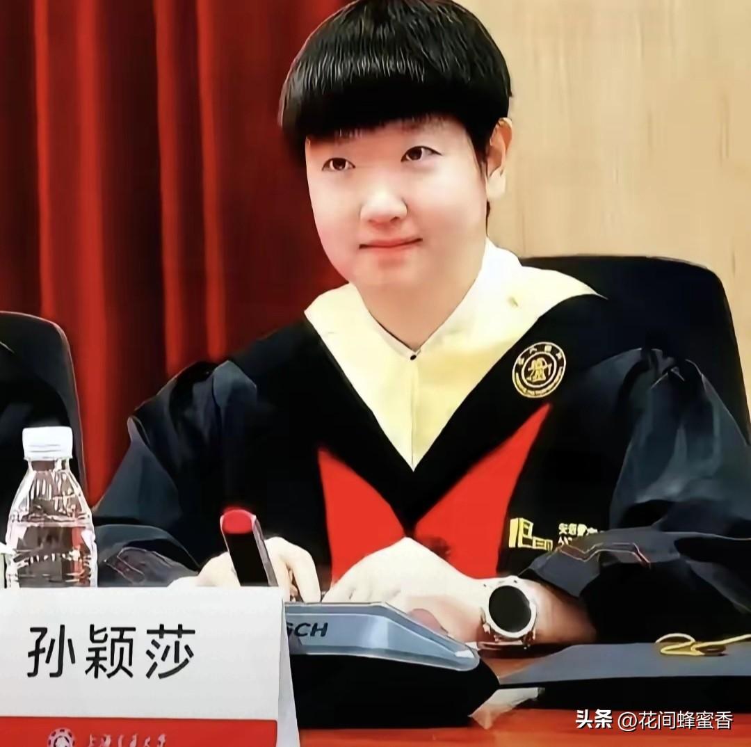 实力说话！
成功保研清华，
92.04分亮眼出圈…
 
国乒名将孙颖莎升学动态引
