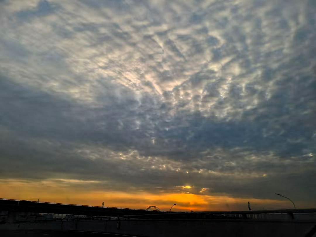 下班路上撞见超美的天！忍不住拍了下来！
云朵跟被施了魔法似的，在傍晚使劲儿舒展。