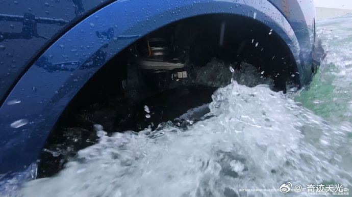 问界M8六重安全挑战曝光 四激光雷达+38个传感器太顶了！700mm涉水、高速绕