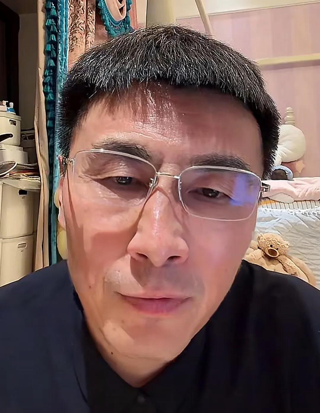 前国脚李玮锋透露了李明当年落选世界杯大名单的原因。
李玮锋在直播间回答了球迷这个