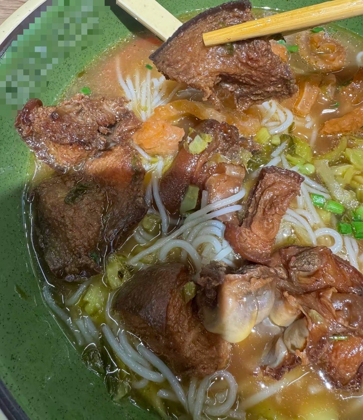 【梧州一餐饮店的粉里面全是肥猪皮肉】近日，网友吐槽：广西梧州 某电竞楼下粉店，我