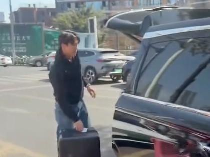 元敏诚提着行李装车，离队只差官宣…有球迷拍到蓉城中卫元敏诚拖着行李装车，貌似准备