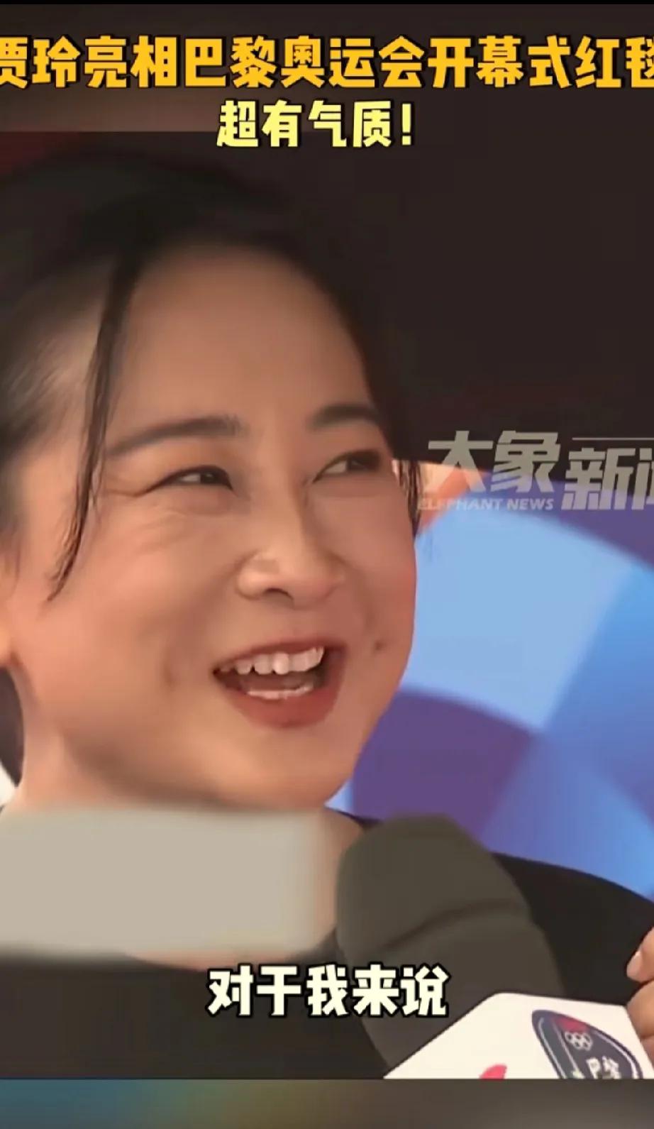 贾玲瘦了后整个人的气质都变了
以前是胖嘟嘟开朗大气大大咧咧
现在感觉笑着呢都有点