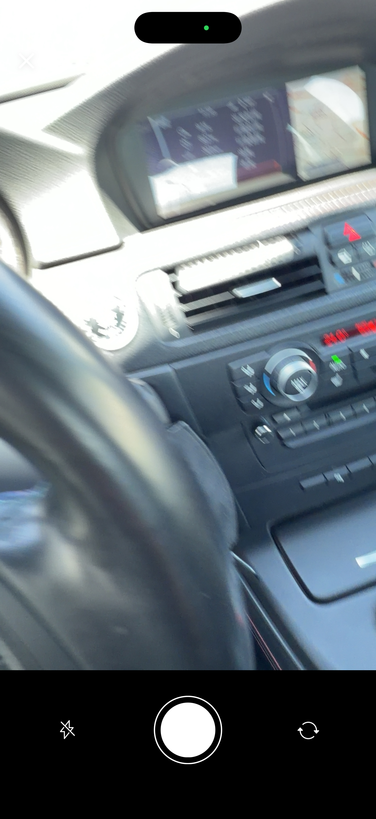 iOS这个微信，调用相机时候真的是灾难要不就卡住，要不录完视频发不出去扫码时候还