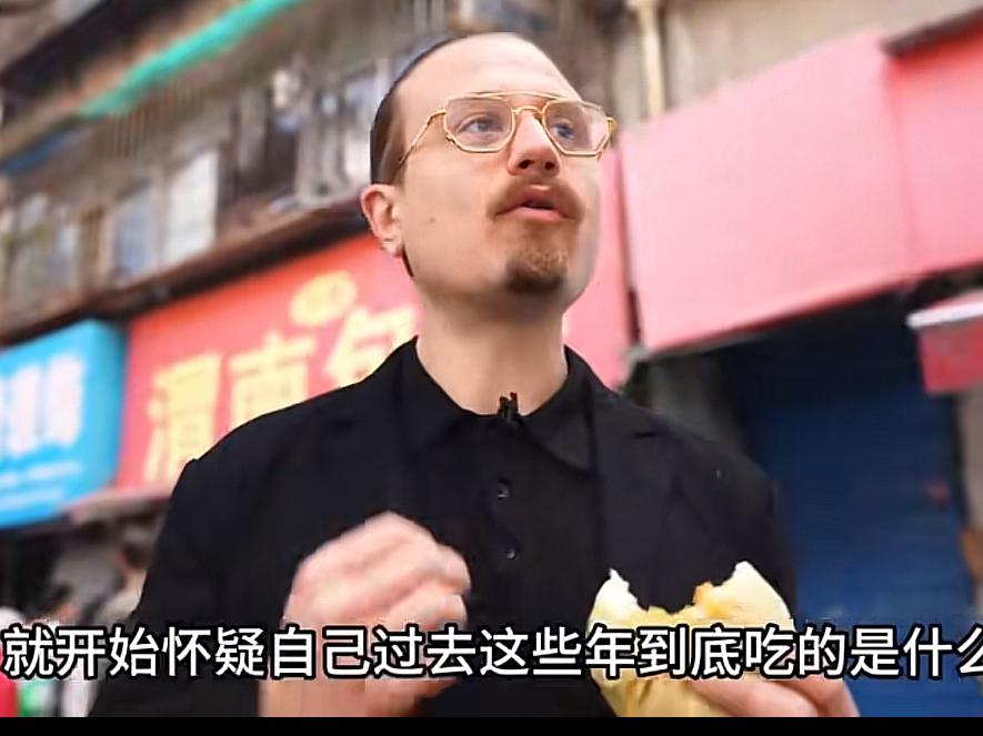 美国千万粉大厨吃了中国路边摊之后，直呼中国的路边摊吊打美国顶级餐厅

他尝了一个