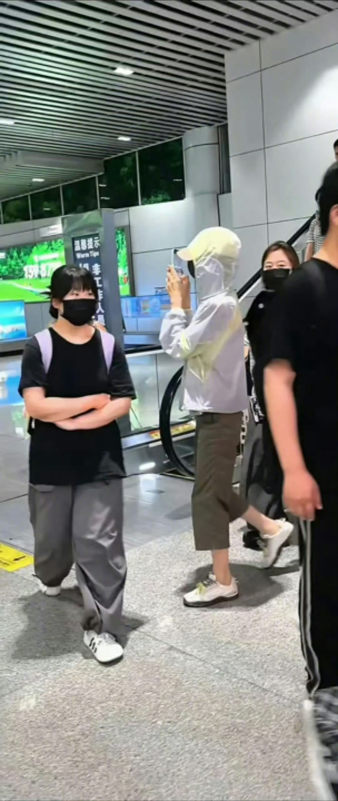 田曦薇机场伪装粉丝田曦薇假装粉丝拍王安宇谁懂啊田曦薇伪装粉丝跟拍王安宇这段太好笑