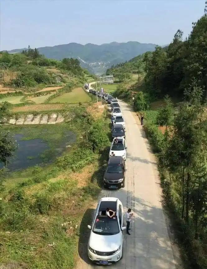 重庆避暑大军离开黄水镇解释
从8月19号起重庆避暑大军逐步离开黄水镇，回到重庆城