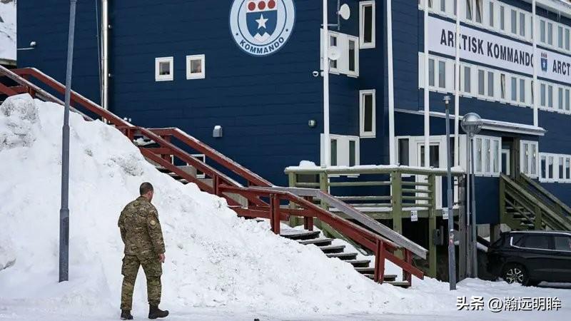 荷兰将派遣一名海军军官前往格陵兰岛。
与此同时，一支 15 人的法国军事分队已抵